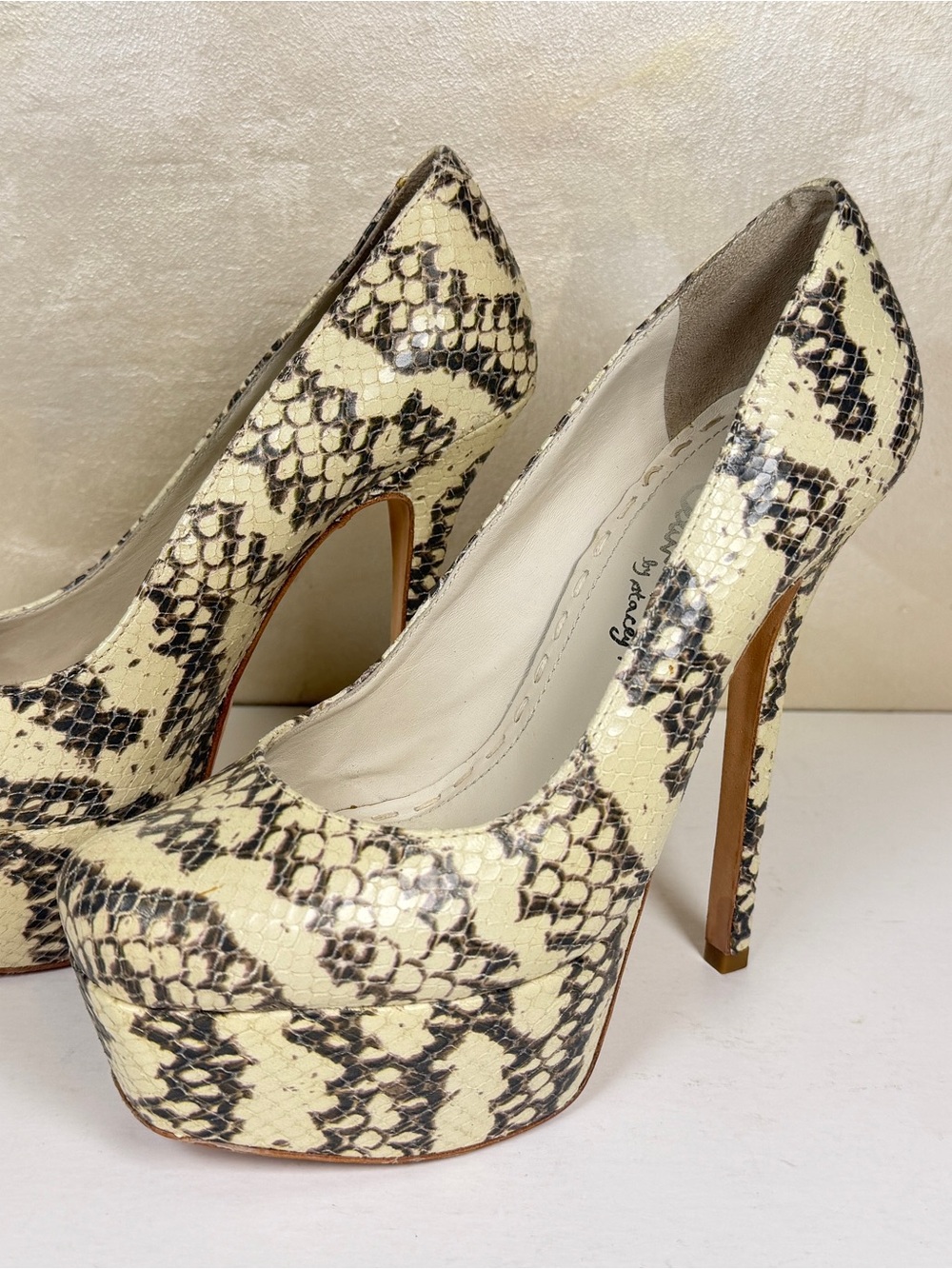 Alice + Olivia Cream and Black Snake-Print Platform Pumps